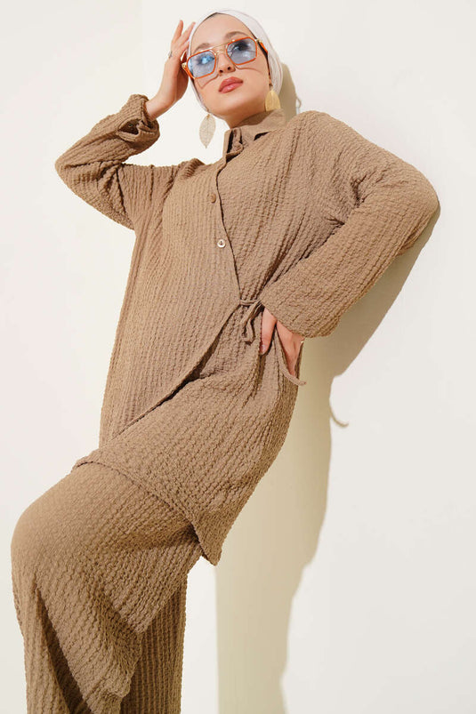 بدلة من قطعتين منقوشة باللون الجملي