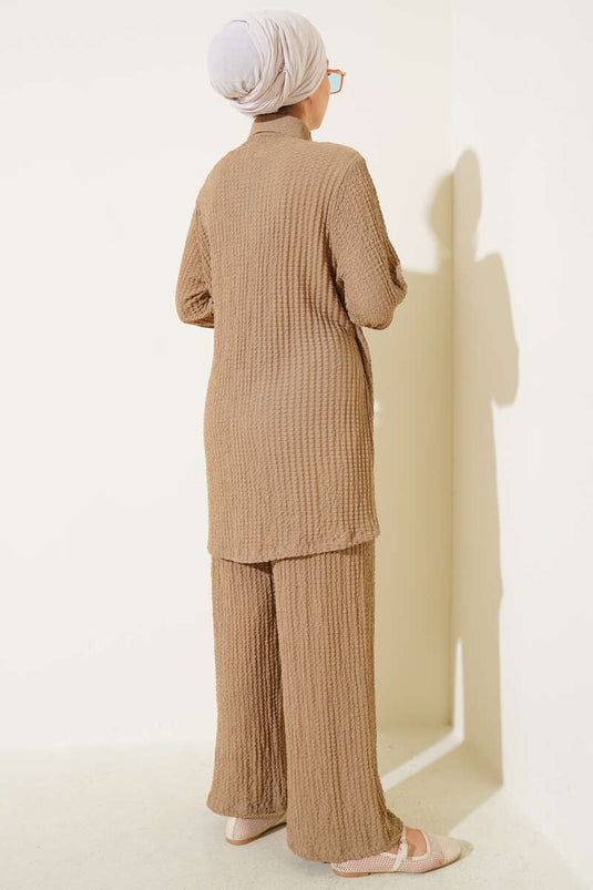 بدلة من قطعتين منقوشة باللون الجملي