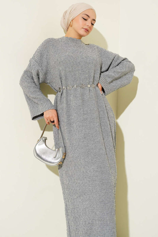 Robe en maille grise à motif en relief