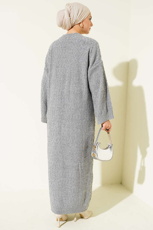 Robe en maille grise à motif en relief