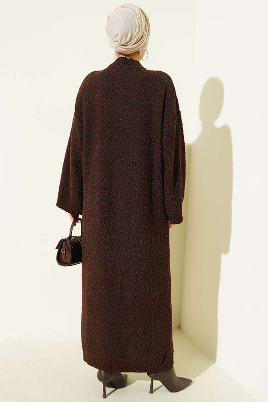 Robe en maille marron à motifs en relief