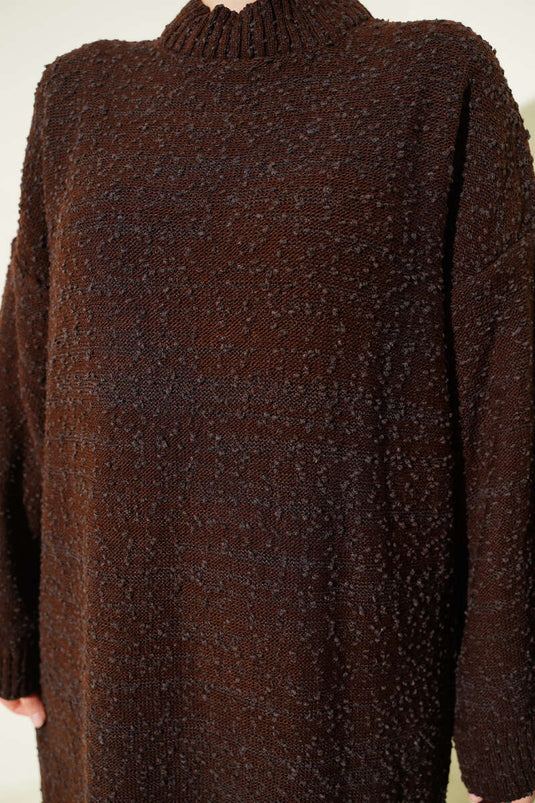Robe en maille marron à motifs en relief