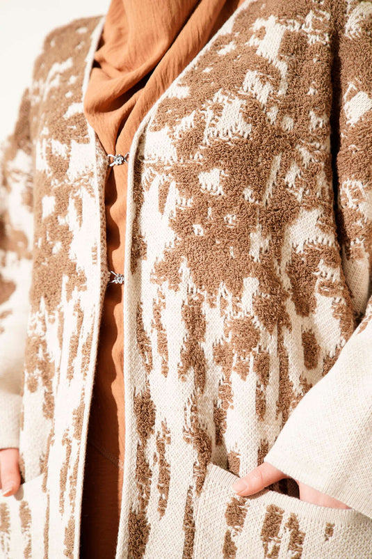 كارديغان طويل محبوك بنقشة بارزة بلون اللاتيه