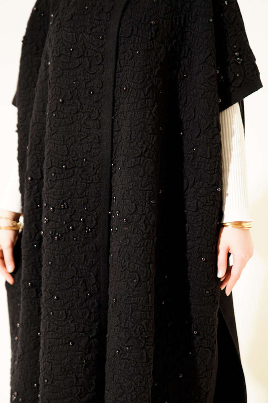 بونشو أسود مزين باللؤلؤ المنقوش