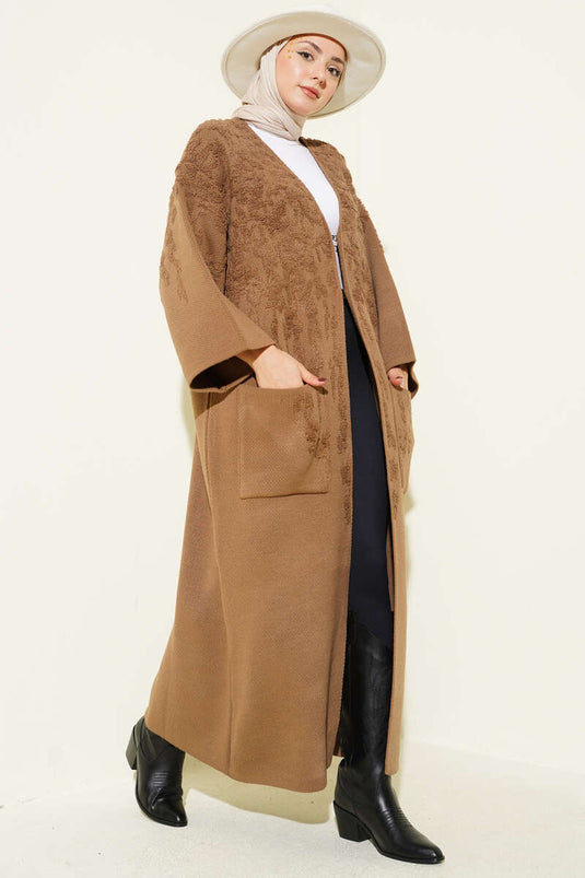 Cardigan long en tricot avec poches et relief, couleur latte