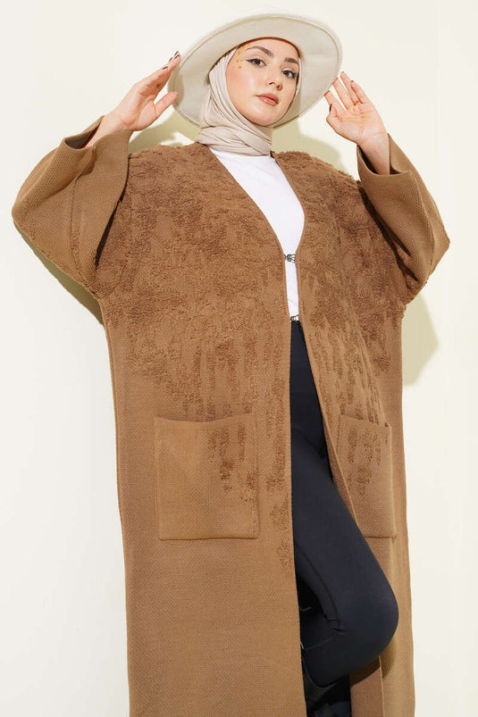 Cardigan long en tricot avec poches et relief, couleur latte