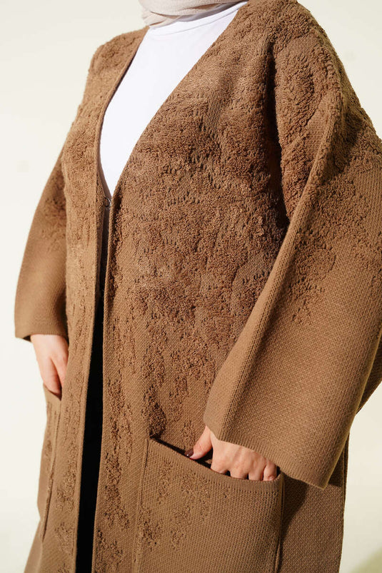 Cardigan long en tricot avec poches et relief, couleur latte