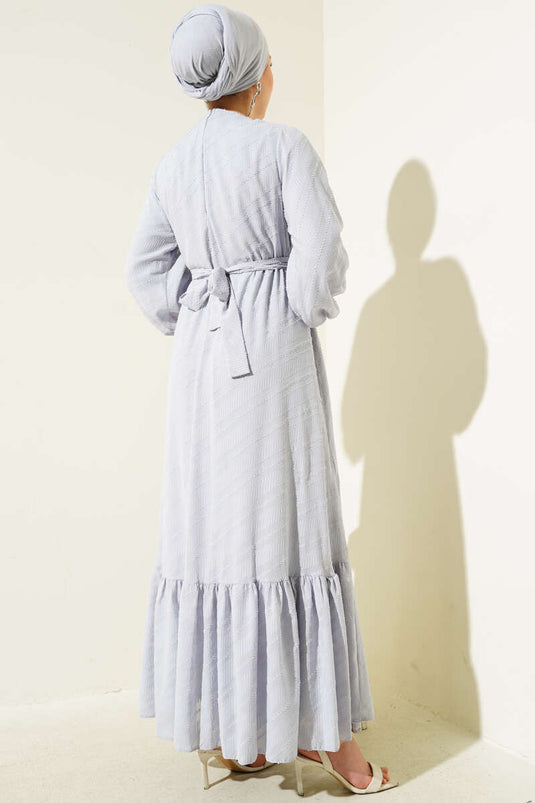 Geprägtes, rüschenbesetztes Kleid mit Gürtel, Grau