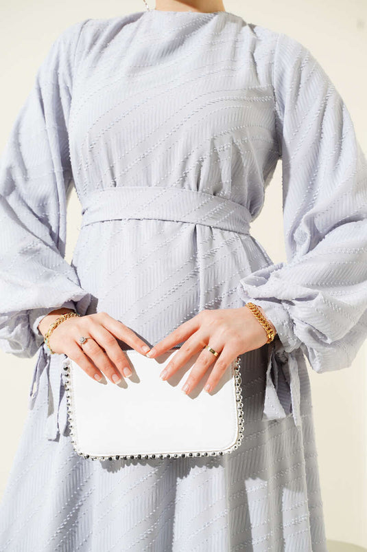 Geprägtes, rüschenbesetztes Kleid mit Gürtel, Grau