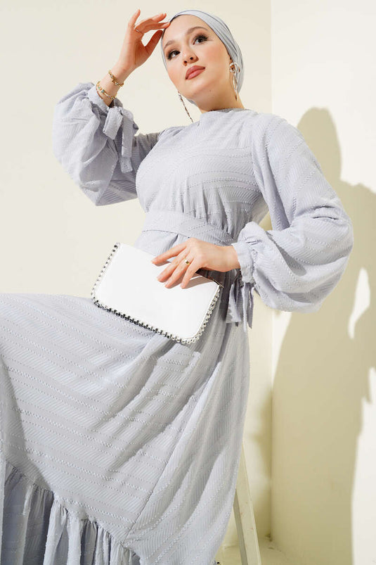 Geprägtes, rüschenbesetztes Kleid mit Gürtel, Grau