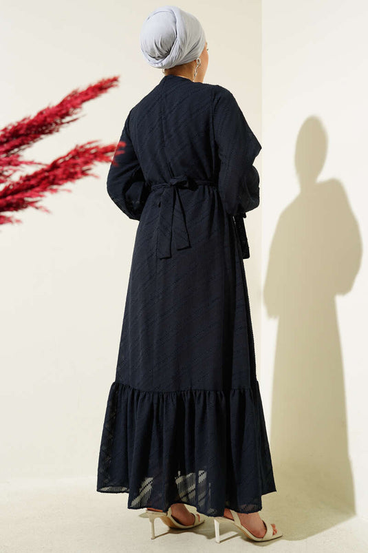 Geprägtes, rüschenbesetztes Kleid mit Gürtel, marineblau