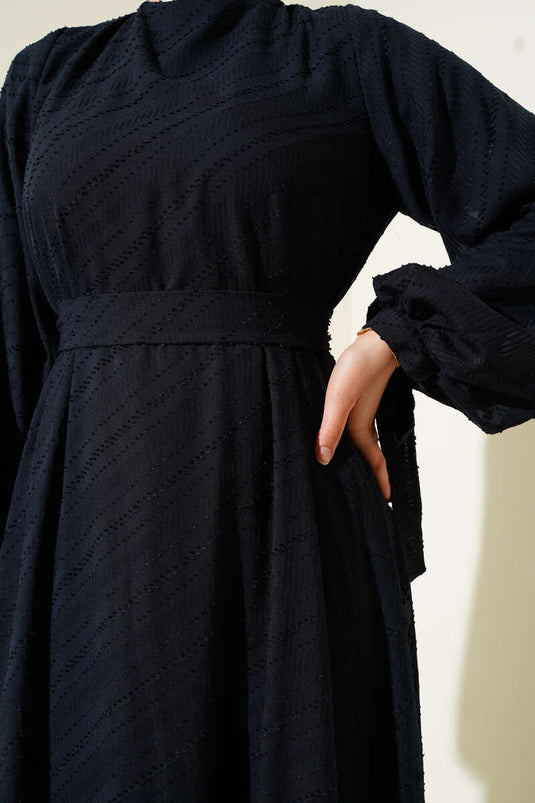 Geprägtes, rüschenbesetztes Kleid mit Gürtel, marineblau