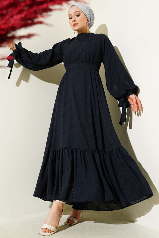 Geprägtes, rüschenbesetztes Kleid mit Gürtel, marineblau