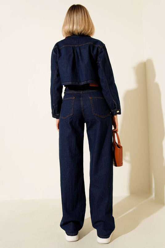 طقم جينز من قطعتين مع جاكيت قصير بتفاصيل مخملية، أزرق داكن