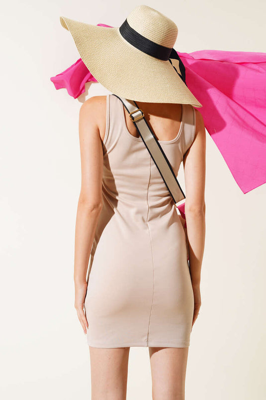 Robe beige à bretelles épaisses