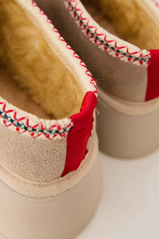 حذاء قصير من الفرو ذو نعل سميك باللون البيج