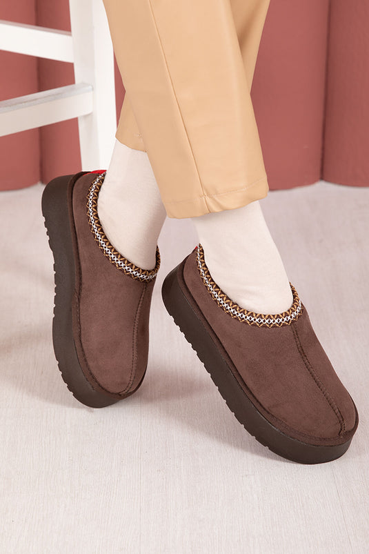 أحذية قصيرة بنية اللون، ذات نعل سميك وبطانة من الفرو.