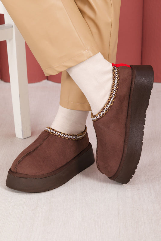 أحذية قصيرة بنية اللون، ذات نعل سميك وبطانة من الفرو.