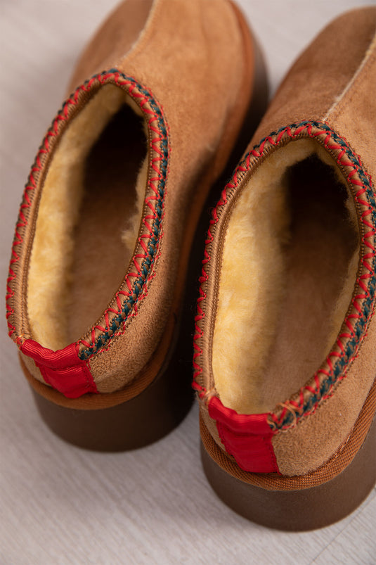 Bottes courtes beiges à semelles épaisses et doublure en fourrure.