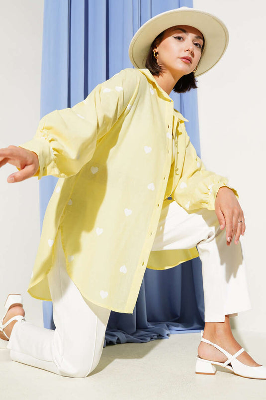 قميص كتان مطبوع عليه قلب باللون الأصفر