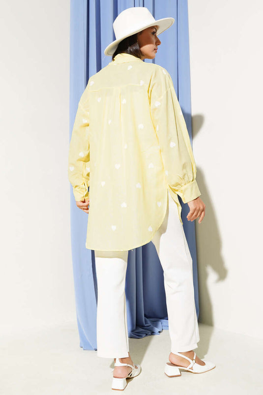 قميص كتان مطبوع عليه قلب باللون الأصفر