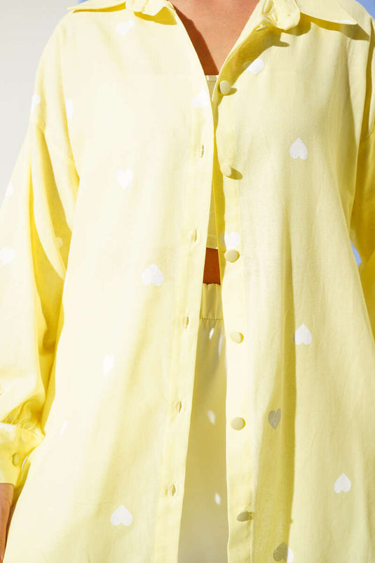 قميص كتان مطبوع عليه قلب باللون الأصفر