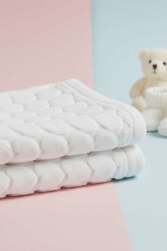 بطانية أطفال بيضاء بنقشة قلوب