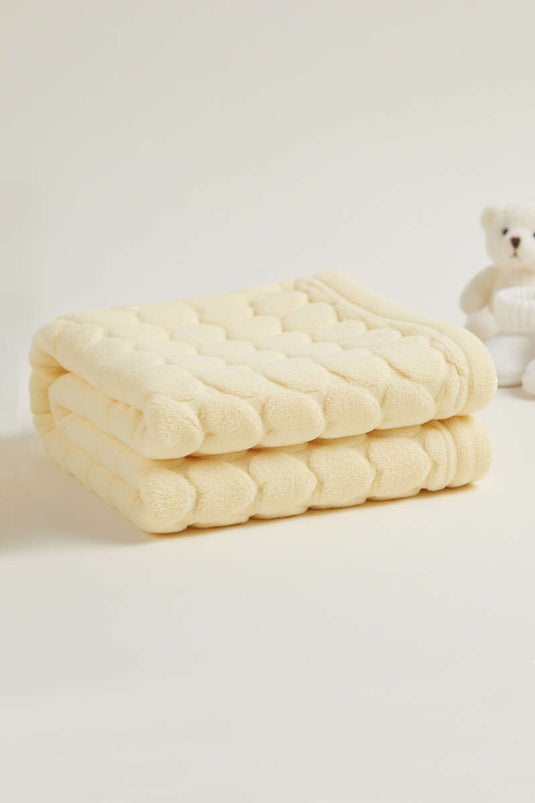 بطانية أطفال صفراء بنقشة قلوب