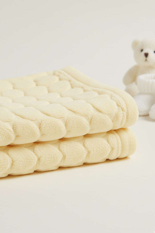 بطانية أطفال صفراء بنقشة قلوب