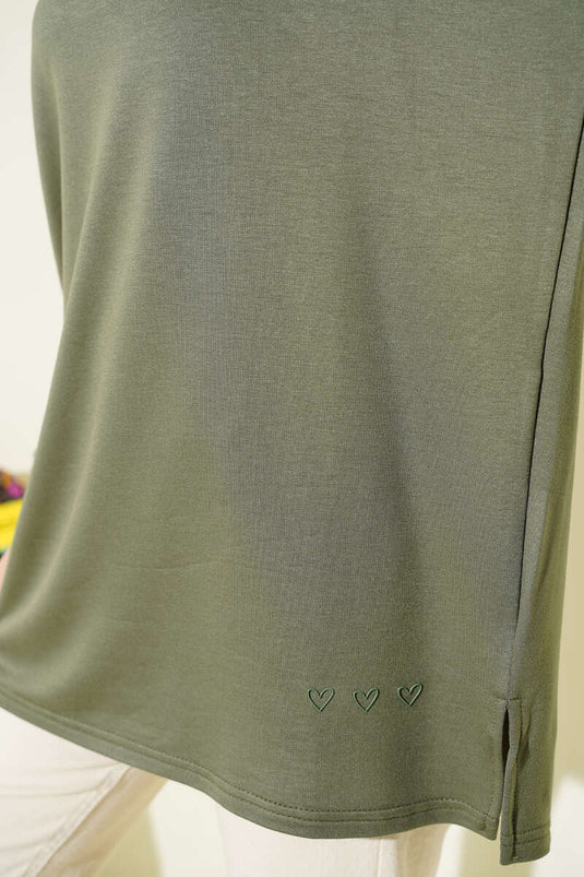 تونيك أساسي بتفصيل قلب باللون الزيتوني