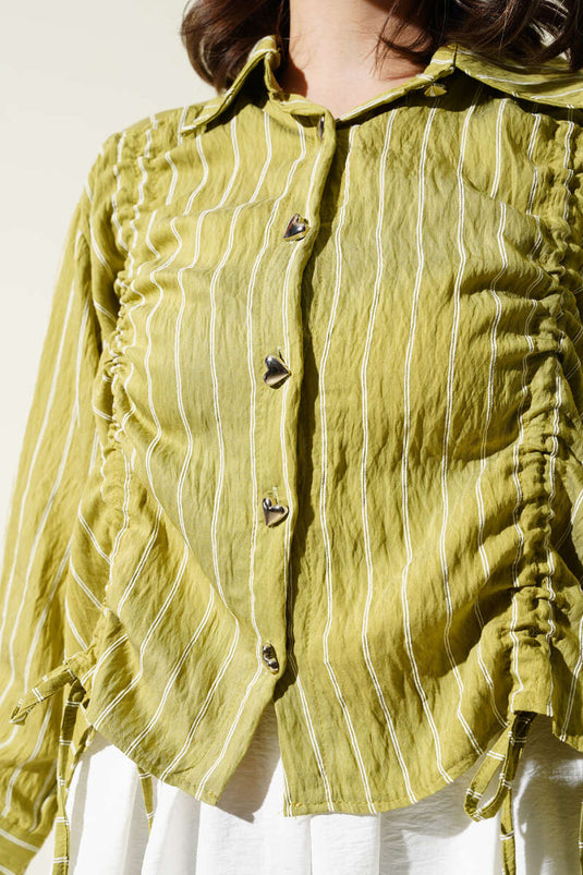 Kurzes Hemd mit Herz-Knopfleiste vorne und Raffung Ölgrün