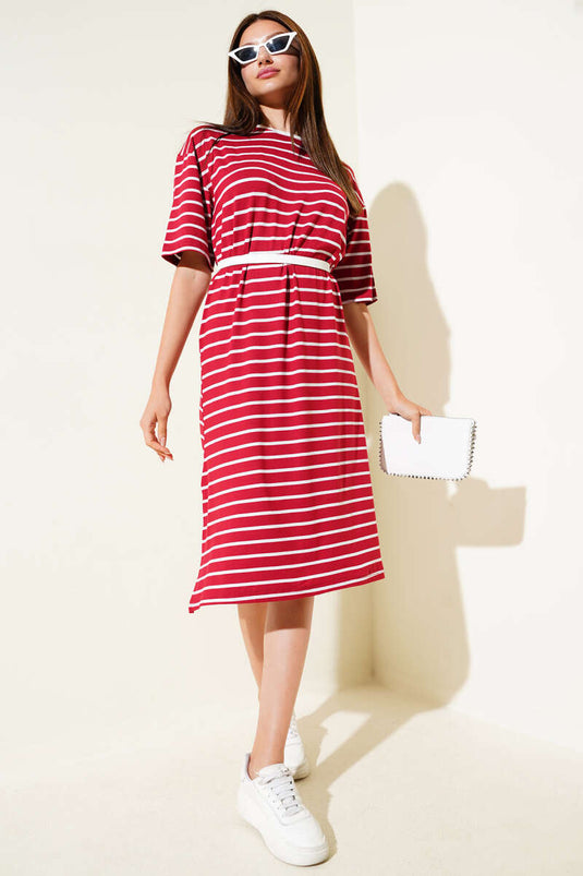 Robe rayée bordeaux brodée de cœurs