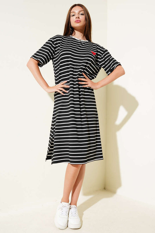 Robe rayée noire brodée de cœurs