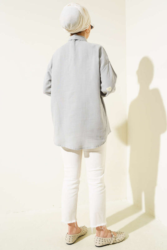 Chemise en lin gris brodée de cœurs