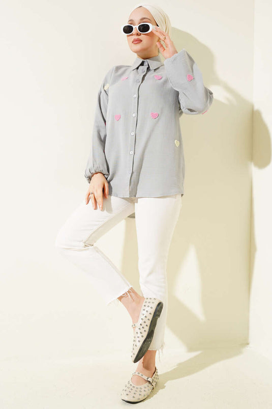 Chemise en lin gris brodée de cœurs