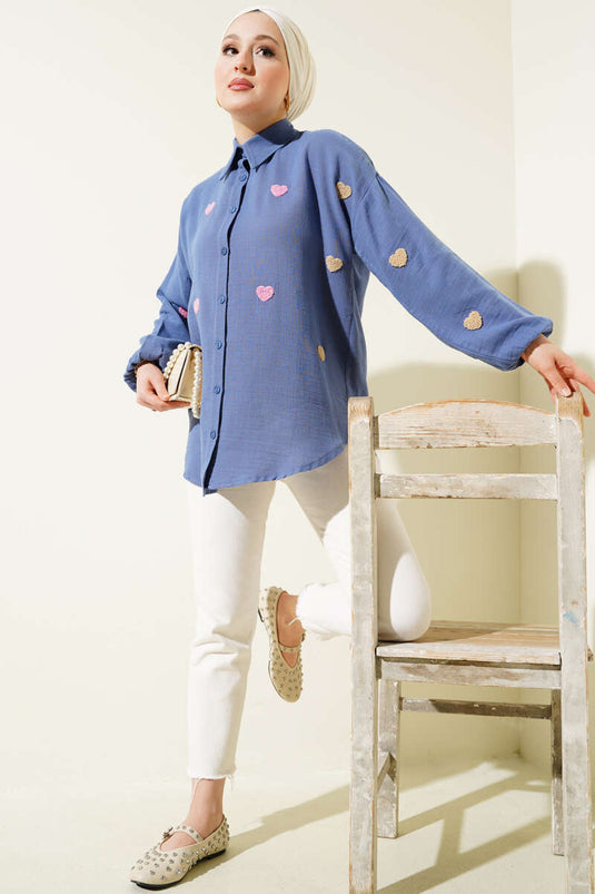 Chemise en lin bleu marine brodée de cœurs