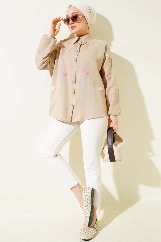 Chemise en lin brodée de cœurs, couleur latte