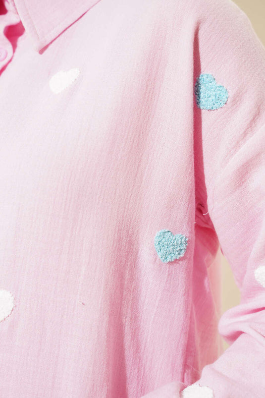 Chemise en lin rose brodée de cœurs
