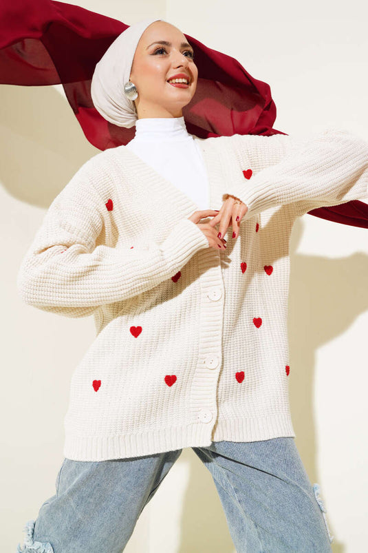 Cardigan beige en maille brodée de cœurs
