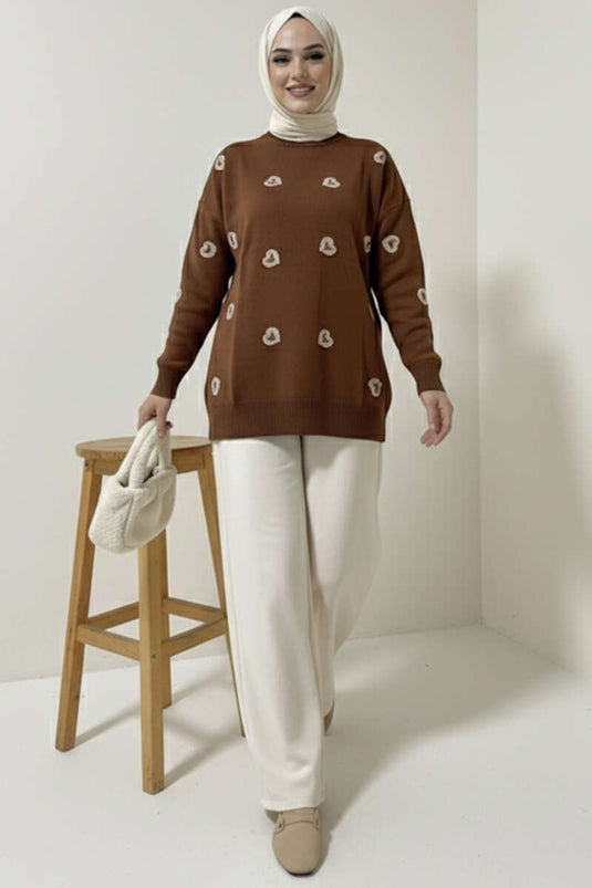 كنزة صوفية مطرزة بنقشة قلب باللون البني