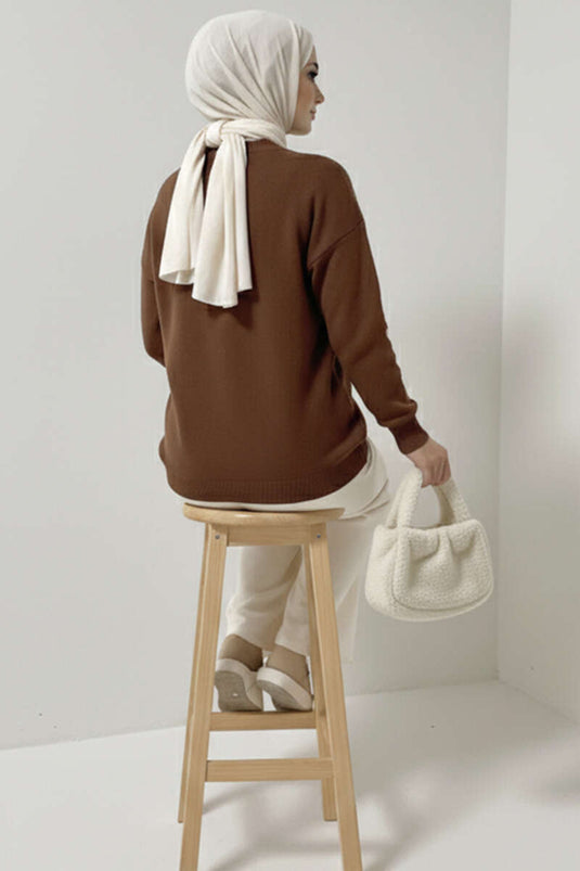 كنزة صوفية مطرزة بنقشة قلب باللون البني