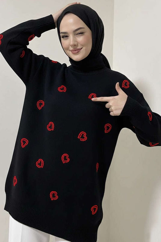 كنزة صوفية مطرزة بنقشة قلب باللون الأسود