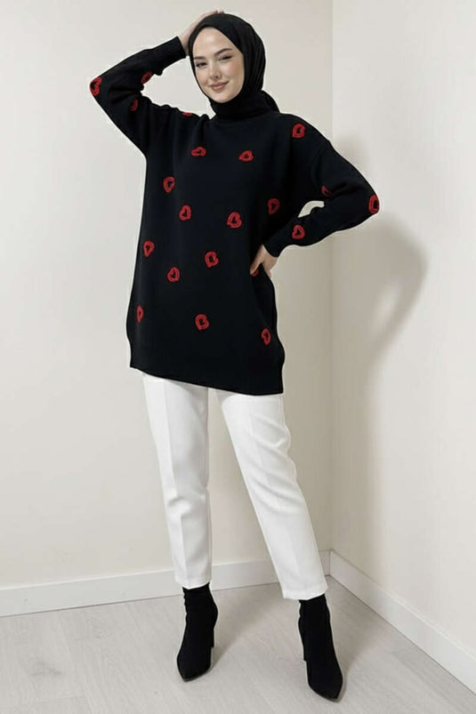 كنزة صوفية مطرزة بنقشة قلب باللون الأسود