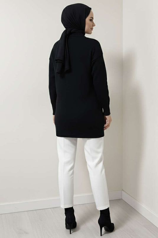 كنزة صوفية مطرزة بنقشة قلب باللون الأسود