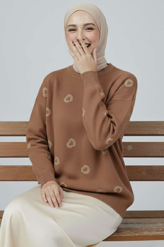 كنزة صوفية مطرزة بنقشة قلب بلون فيزون