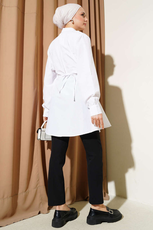 قميص أبيض بحزام على شكل قلب