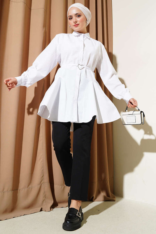 قميص أبيض بحزام على شكل قلب