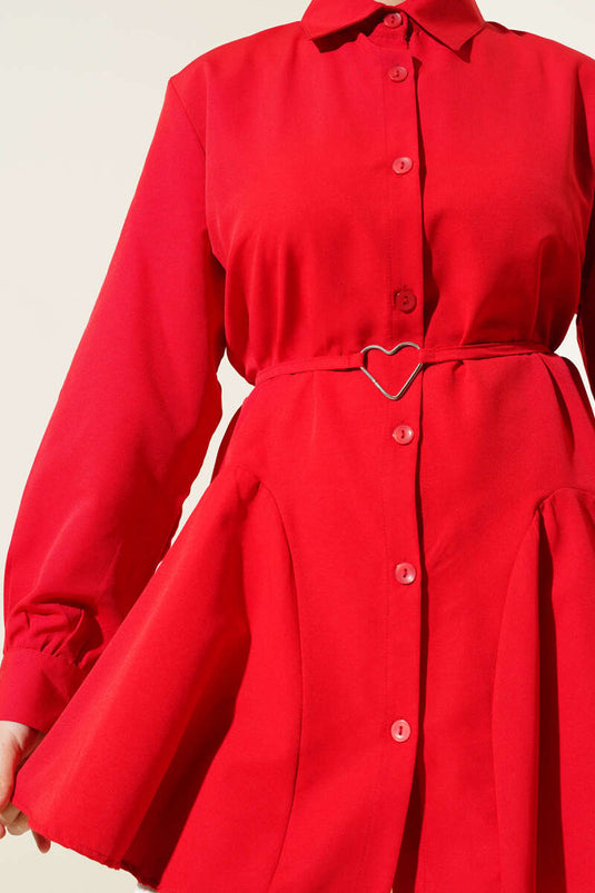Camicia con cintura e fibbia a cuore rossa