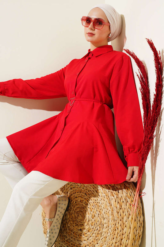 Camicia con cintura e fibbia a cuore rossa