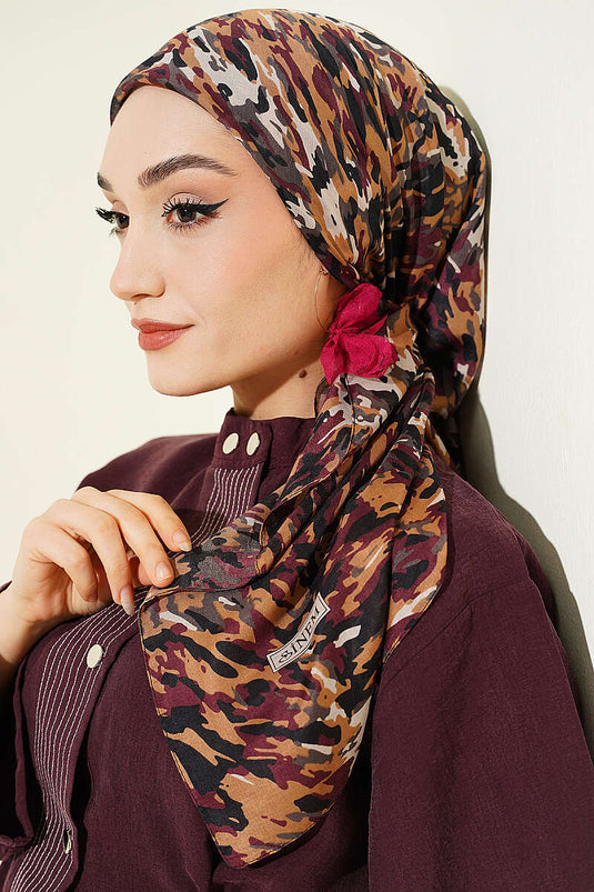 وشاح ناعم بنقشة تمويه باللون أسود لاتيه